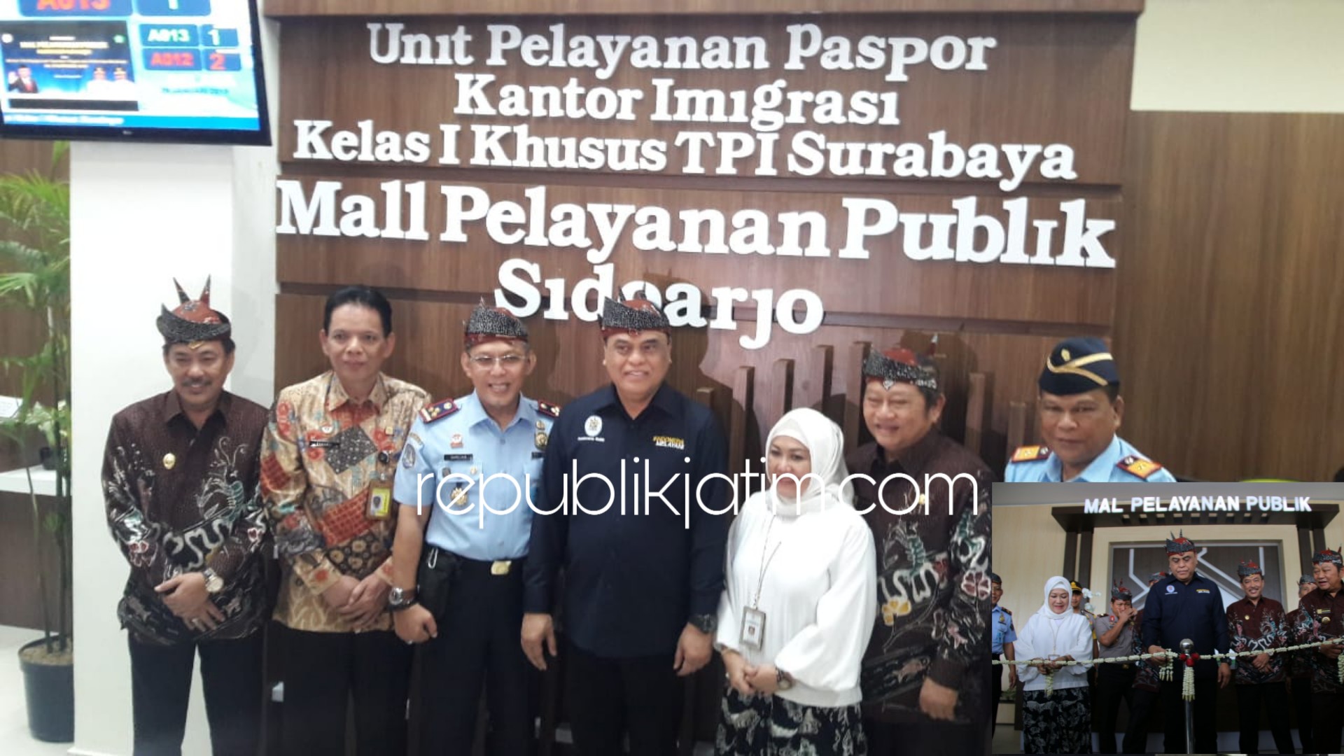 RESMIKAN - Menpan RB, Syafruddin didampingi Bupati Sidoarjo, Saiful Ilah meresmikan Mal pelayanan Publik (MPP) di Gedung Sidoarjo Community Center (SCC) JL Veteran, Lingkar Timur, Sidoarjo, Selasa (29/01/2019).