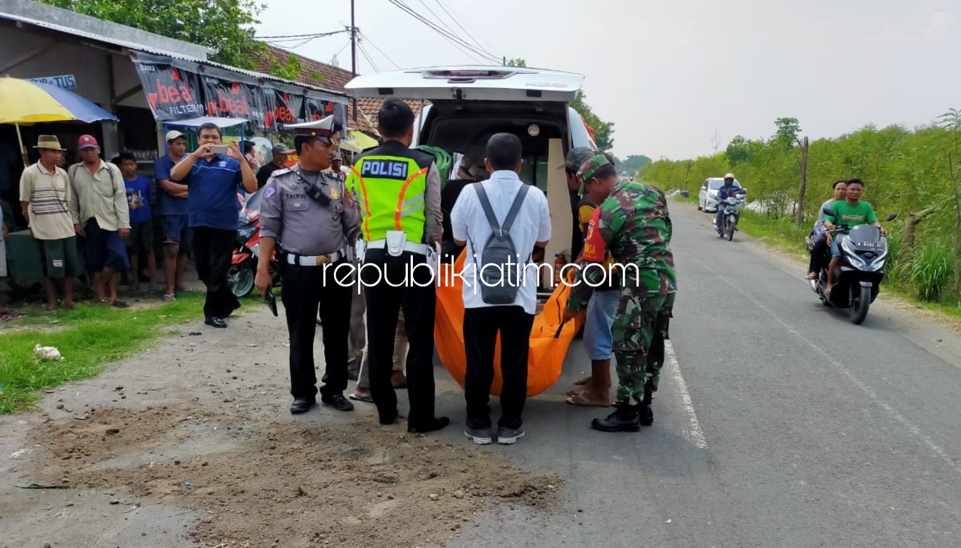 EVAKUASI - Bapak dan anak korban kecelakaan di JL Raya Desa Kalisogo, Kecamatan Jabon, Sidoarjo dievakuasi ke RS Bhayangkara Pusdik Gasum Porong, Rabu (29/01/2020).