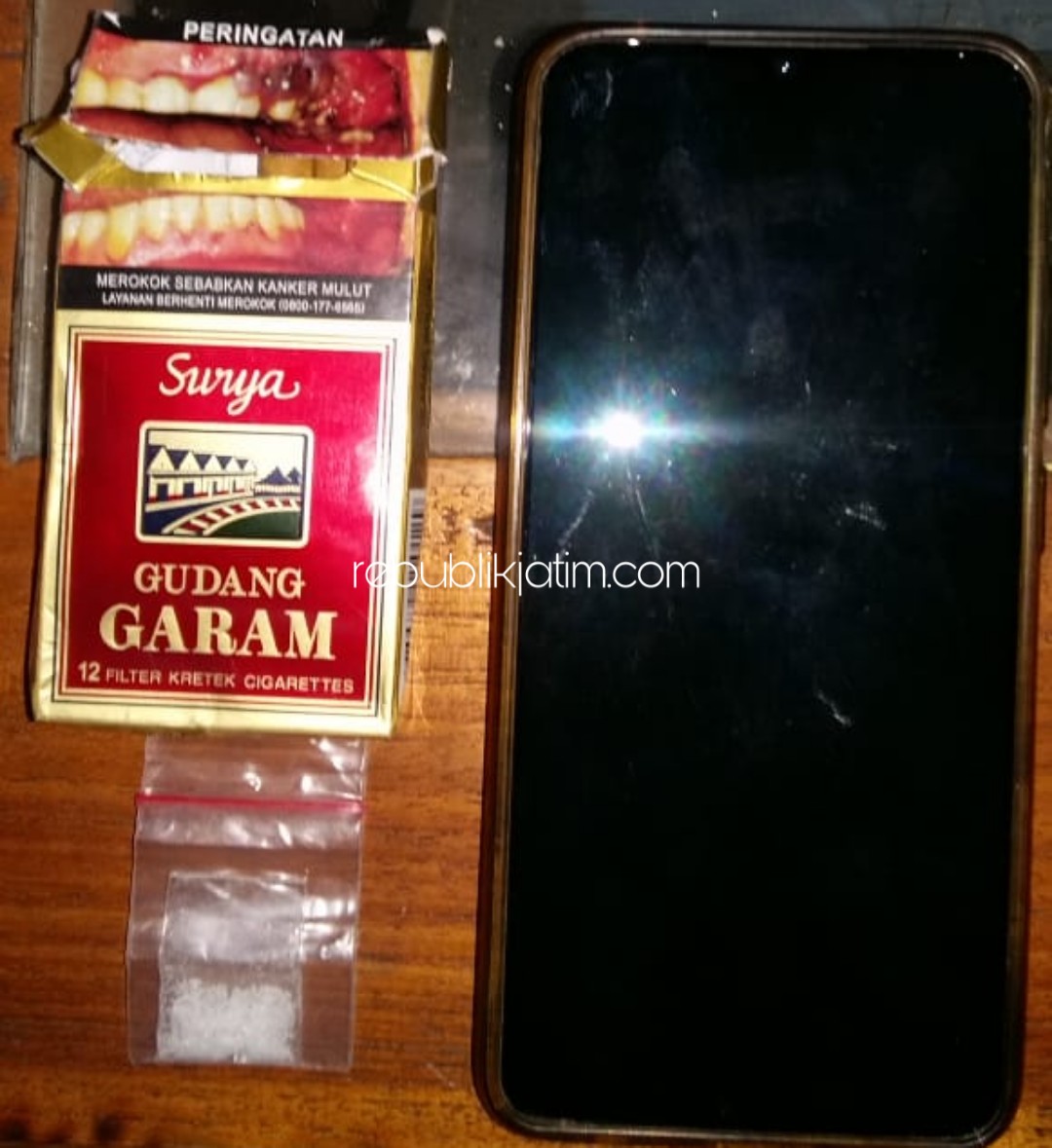 BARANG BUKTI - Petugas Polsek Sampung mengamankan barang bukti serbuk haram sabu-sabu dari tersangka MAW (42) warga Desa Dayakan, Kecamatan Badegan, Ponorogo berupa narkotika golongan 1 jenis sabu-sabu, Rabu (29/01/2020).