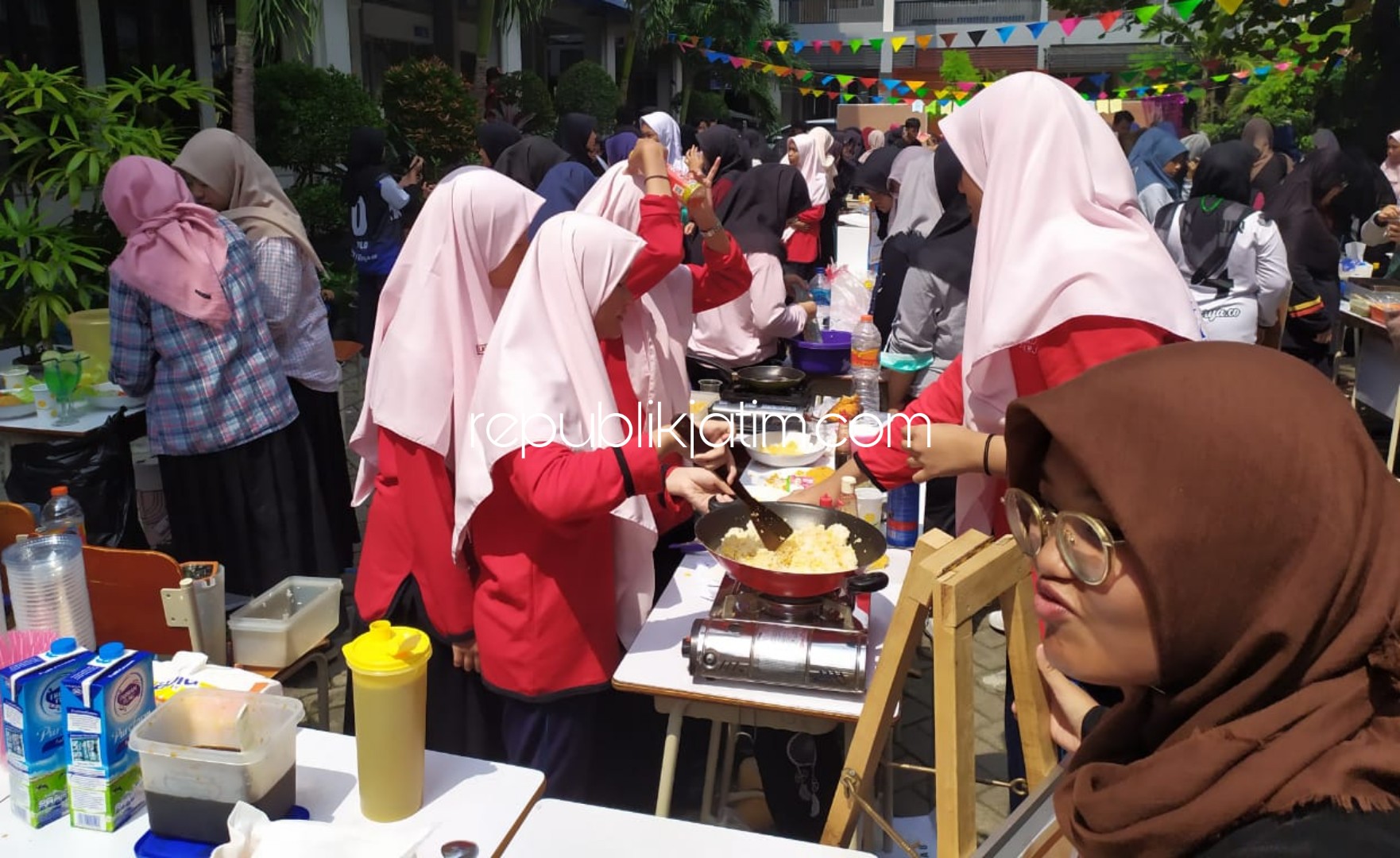 STREET FOOD - Sebanyak 39 kelas yang ada di Smamda Sidoarjo menunjukkan keahliannya dalam mengolah makanan dan minuman yang siap dijual ke pasaran dalam acara Smamda Street Food yang digelar di halaman sekolah, Kamis (30/01/2020).
