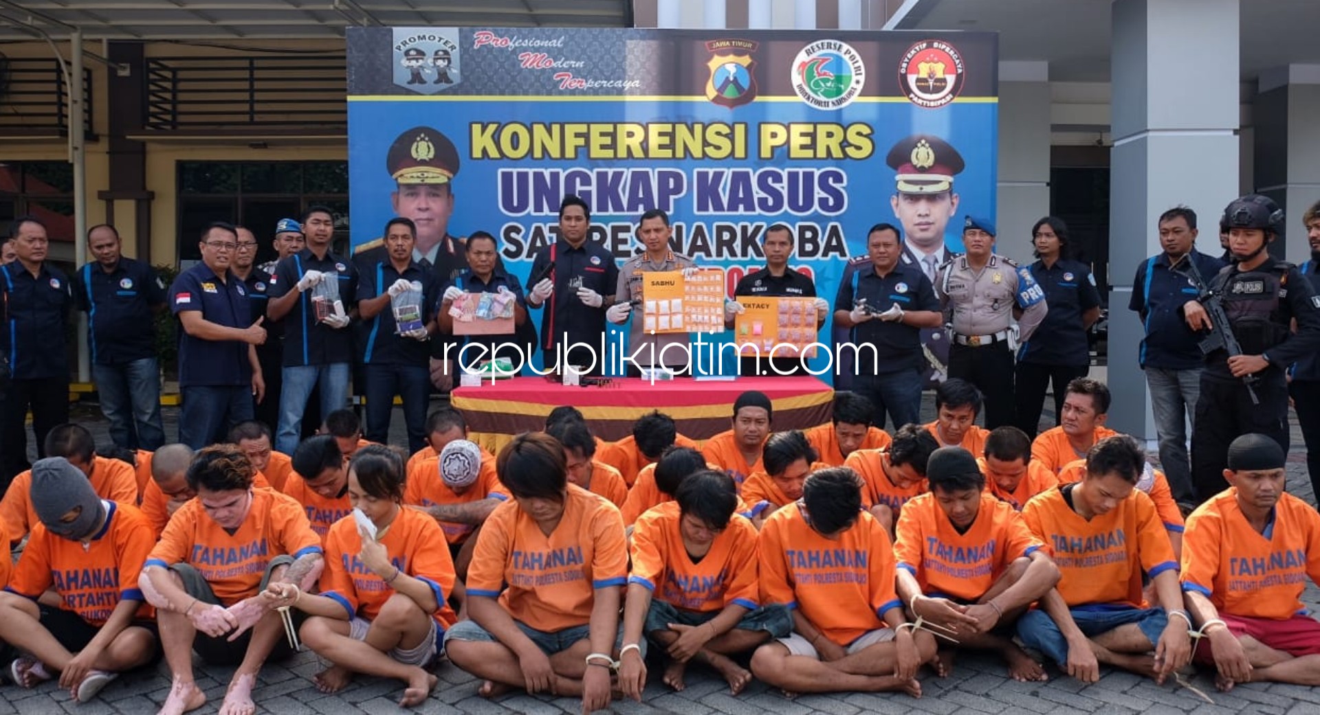 DIPAMERKAN - Sebanyak 40 tersangka kasus peredaran narkoba bersama barang buktinya dipamerkan di halaman Polresta Sidoarjo, Kamis (30/01/2020). 