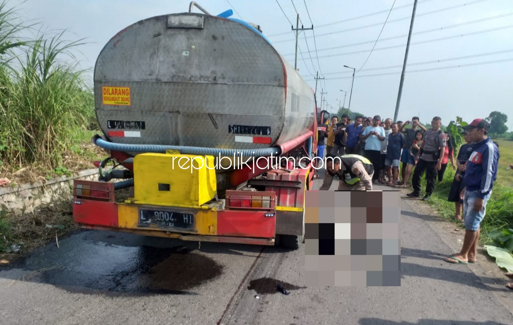 TEWAS - Ny Kutimah (50) warga Dusun/Desa Bandarasri, Kecamatan Ngoro, Mojokerto tewas telindas truk tangki air, seusai terjatuh dari motor Honda Vario bernopol S 4550 RL di JL Raya Desa Balonggarut, Kecamatan Krembung, Sidoarjo, Kamis (30/01/2020).