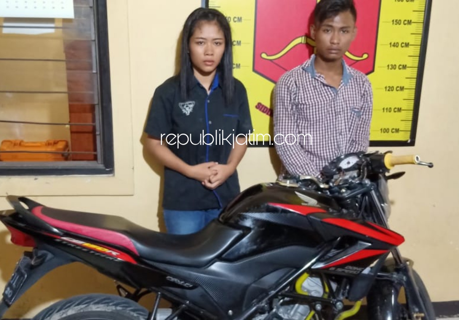 PASUTRI - Pasangan suami istri (Pasutri) M Luis dan Mardi'iyah saat diamankan petugas Polsek Tanggulangin beserta barang buktinya, Kamis (30/01/2020). 