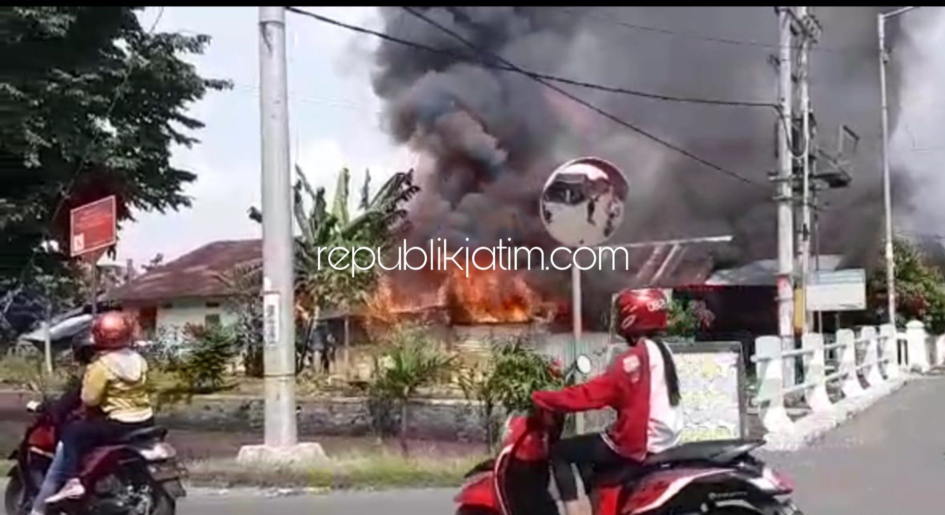 TERBAKAR - Sebuah warung nasil pecel yang berada di pinggir sungai Desa Gelang, Kecamatan Tulangan, Sidoarjo ludes terbakar, Rabu (29/01/2020) sore.