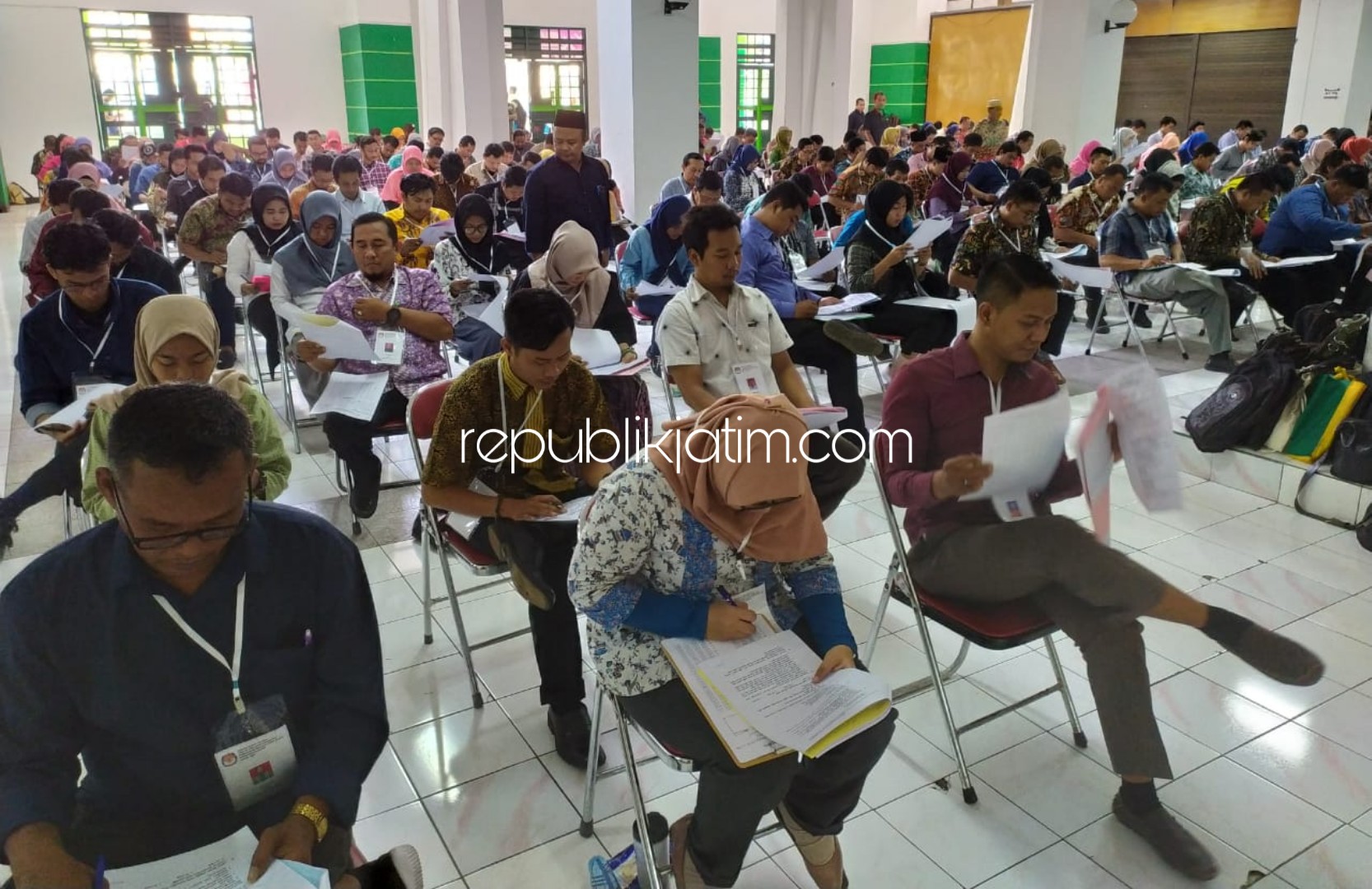 TES TULIS - Sebanyak 343 peserta seleksi PPK Pilkada Sidoarjo Tahun 2020 mengikuti tes tulis di Atrium GOR Sidoarjo, Kamis (30/01/2020). 