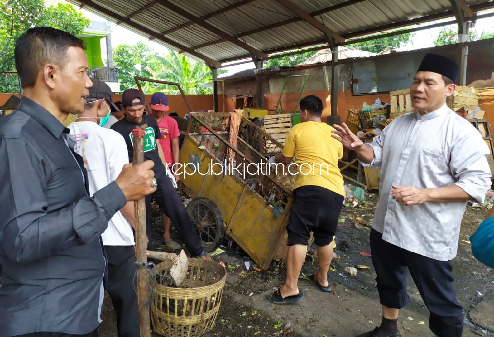 BERSIHKAN - Bacabup Sidoarjo, Bambang Haryo Soekartono bersama timnya membersihkan TPST Pasar Larangan, Kecamatan Candi, Sidoarjo lantaran kekurangan armada dan petugas, Jumat (31/01/2020).