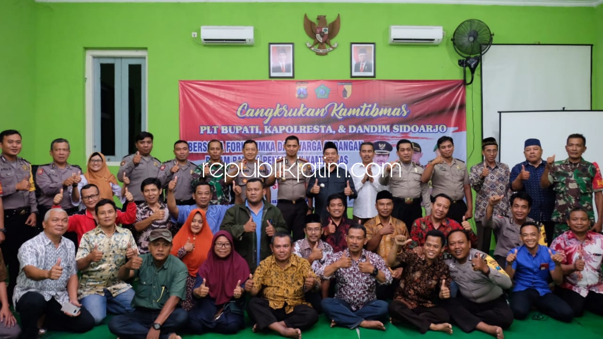 POSE - Kapolresta Sidoarjo, Kombes Pol Zain Dwi Nugroho berpose foto bersama masyarakat dan Forkopimka Gedangan setelah Cangkrukan Kamtibmas, Jumat (31/01/2020) malam. 