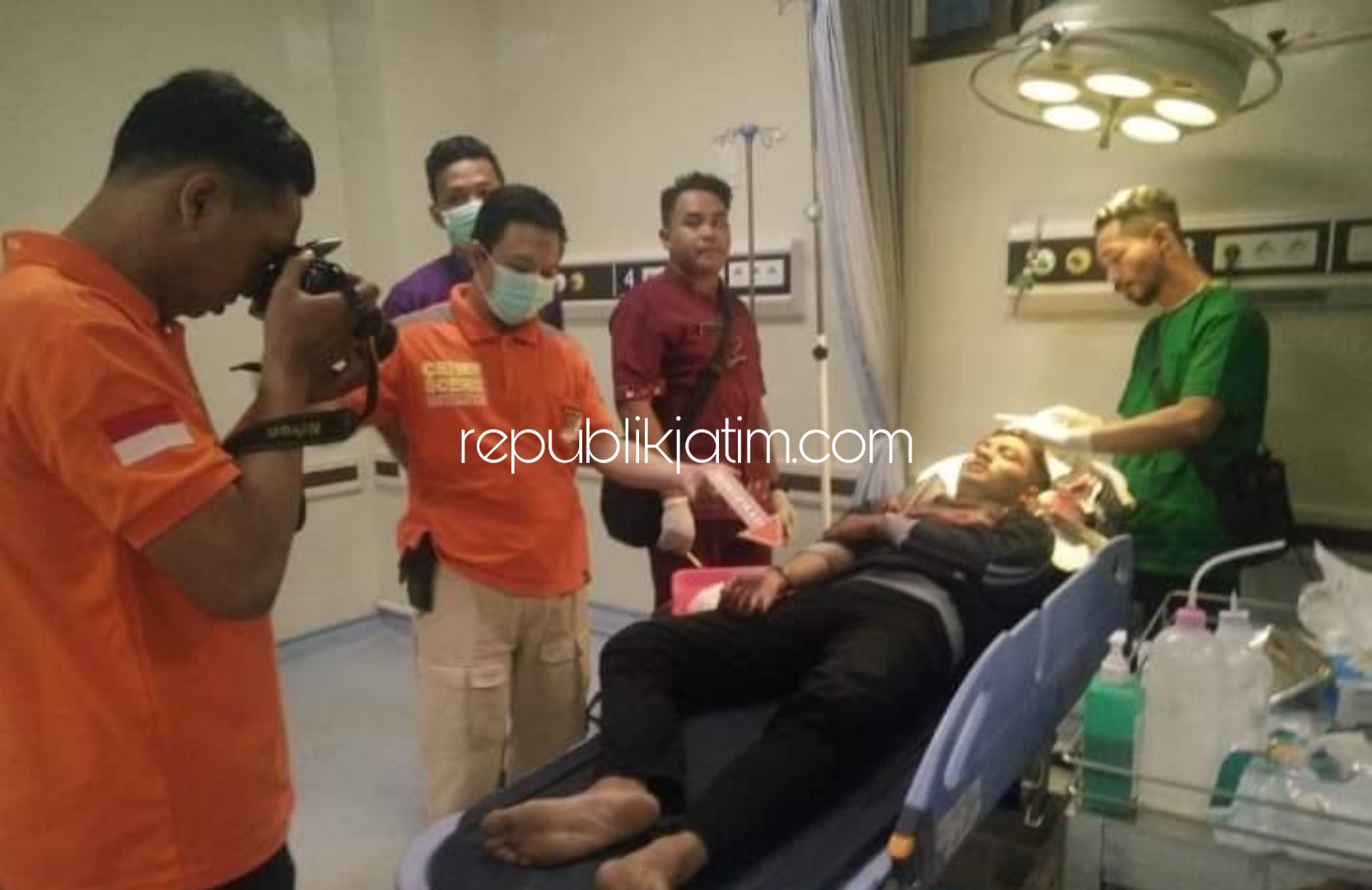 DIRAWAT - Korban begal di JL KH Masud Desa Pagerwojo, Kecamatan Buduran, Sidoarjo, Brian Cheisa (21) warga Dusun Tlogo, Desa Sidokerto, Kecamatan Buduran, Sidoarjo harus menjalani operasi dengan 8 jahitan di kepalanya, Sabtu (01/02/2020) dini hari.