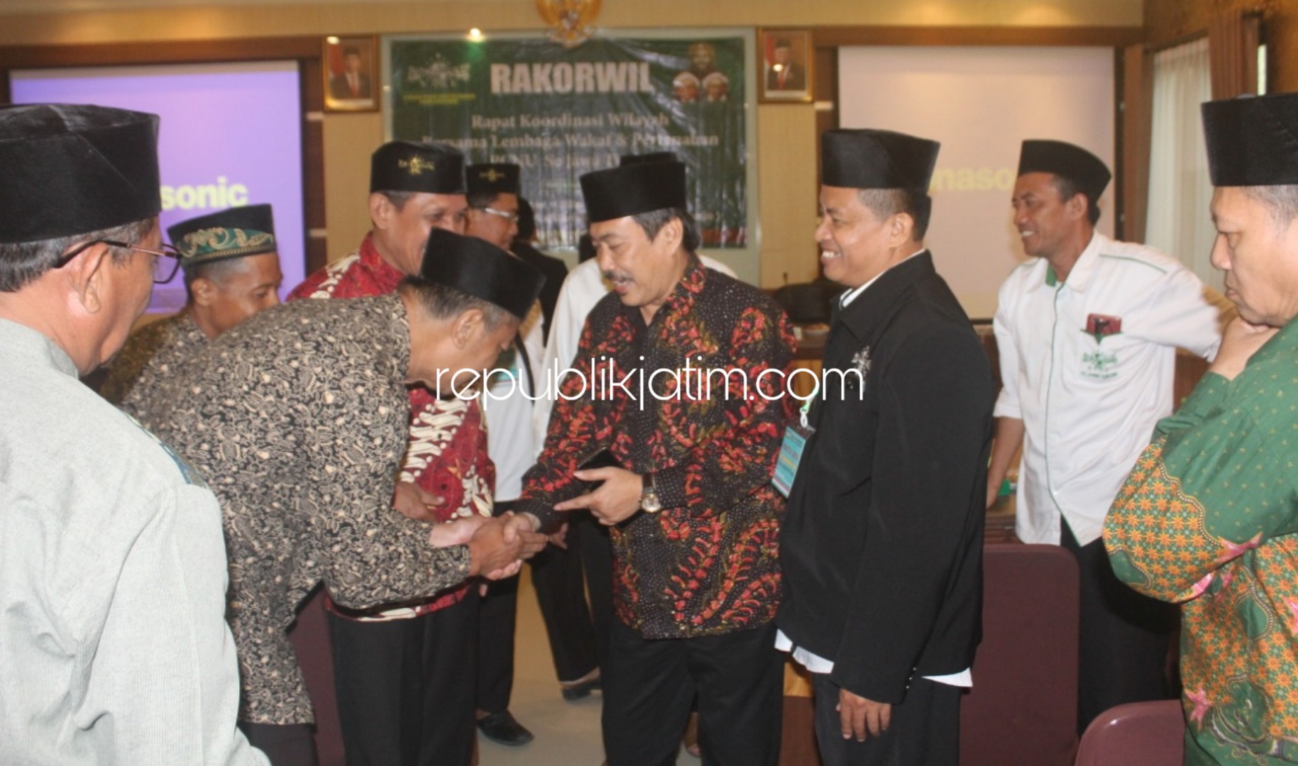 SERTIFIKAT - Wakil Bupati Sidoarjo, Nur Ahmad Syaifuddin menyambut langkah pensertifikatan tanah wakaf NU oleh PCNU Sidoarjo saat Rakorwil Lembaga Wakaf dan Pertanahan (LWP) PCNU se Jawa Timur di Auditorium RSI Siti Hajar Sidoarjo, Sabtu (01/02/2020).