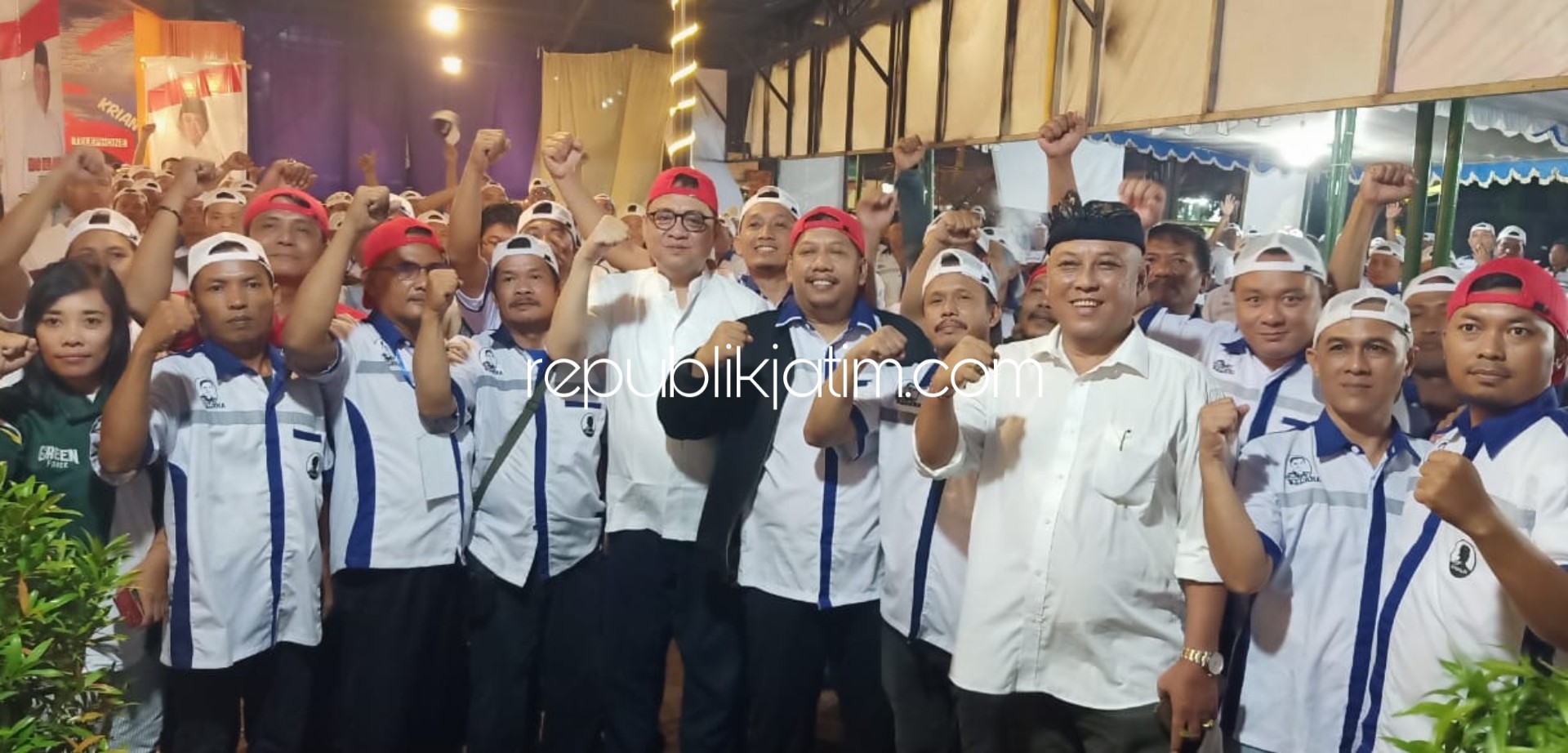 DUKUNGAN - Ratusan relawan Topi Kwalik menyatakan dukungannya terhadap Bacabup Sidoarjo, Kelana Aprilianto dalam acara di Cafe Mandiri Residence Krian, Sidoarjo, Sabtu (01/02/2020) malam.