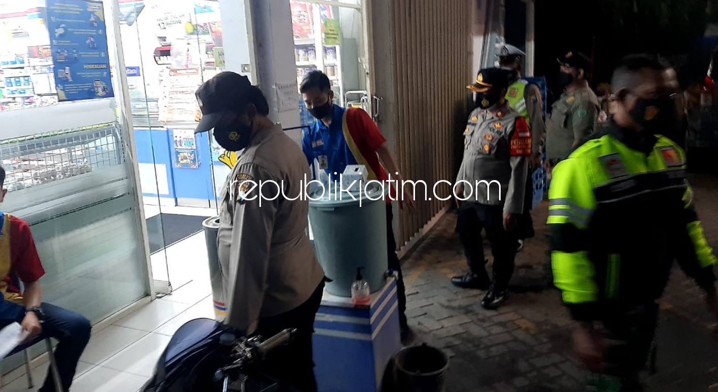 TUTUP - Sejumlah warung kopi dan minimarket di Krian yang membandel buka usahanya saat PPKM tahap dua dianggap melanggar protokol kesehatan dan pemberlakuan jam malam ditutup paksa petugas gabungan, Senin (01/02/2021) malam.