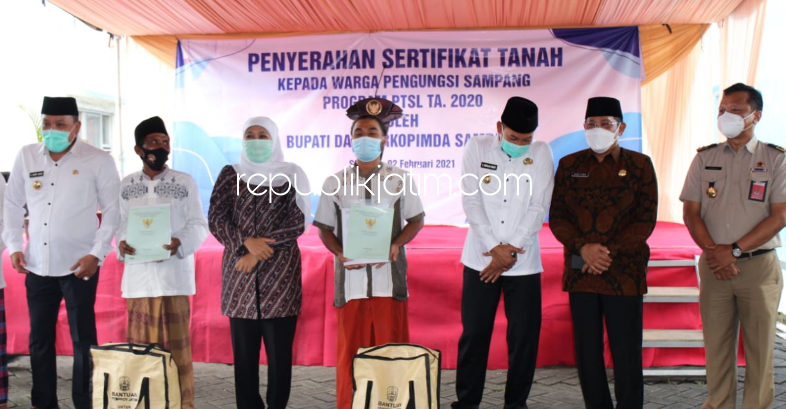 SERTIFIKAT - Gubernur Jatim, Khofifah Indar Parawansa didampingi Pj Bupati Sidoarjo, Hudiyono membagikan sertifikat bagi ratusan warga Sampang Eks Syiah yang tinggal di Rusunawa Jemundo, Kecamatan Taman, Sidoarjo, Selasa (02/02/2021).