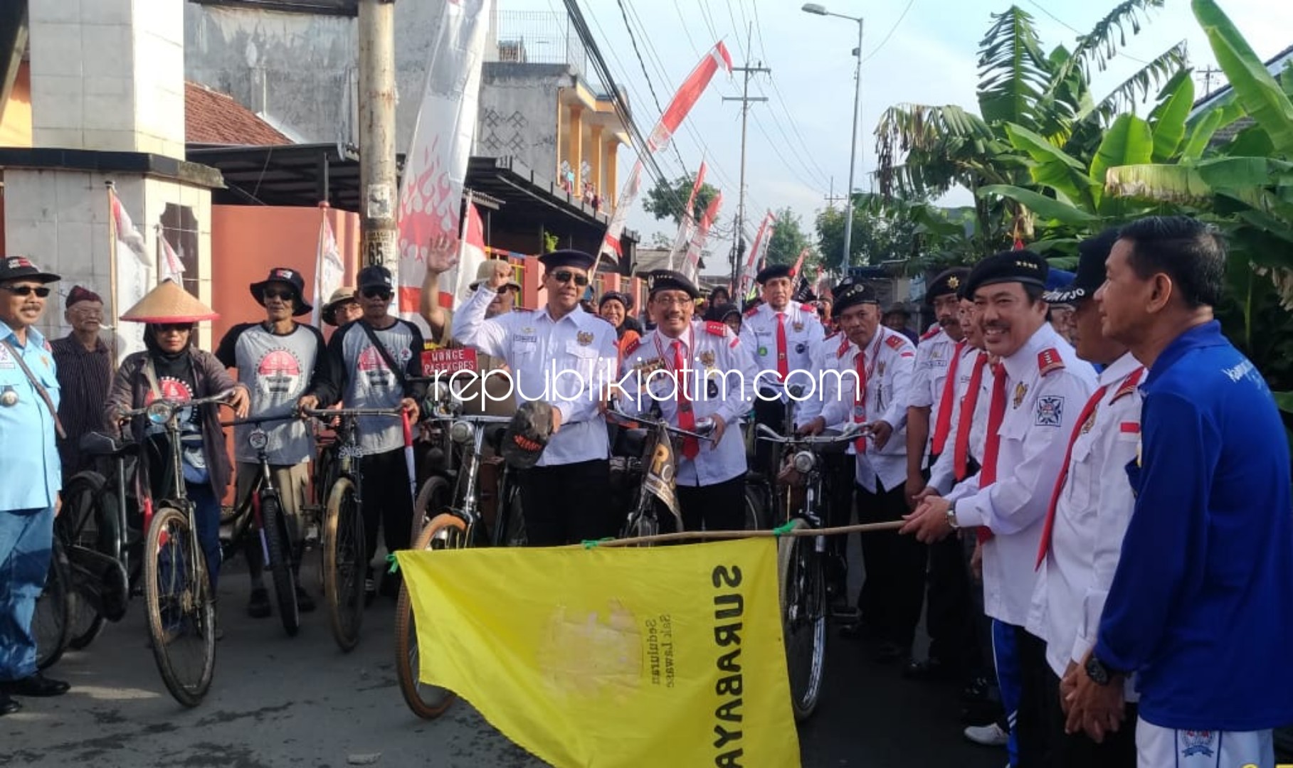 BERANGKATKAN - Wabup Sidoarjo, Nur Ahmad Syaifuddin memberangkatkan sekitar 2.000 onthelis dalam acara Ngonthel Bareng memperingati HUT ke 15 Paguyuban Onthelis Budi Luhur Desa Kloposepuluh, Kecamatan Sukodono, Sidoarjo, Minggu (02/02/2020).