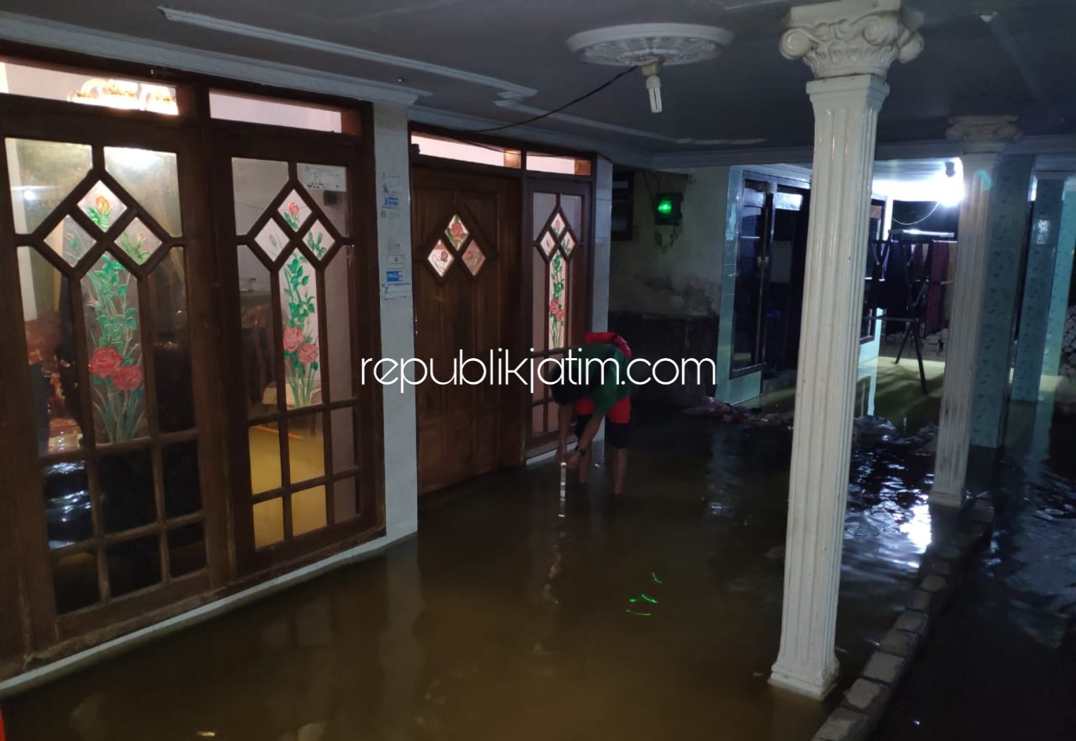 BANJIR - Akibat guyuran hujan deras dan luapan air laut sejumlah desa di Kecamatan Tanggulangin dan Kecamatan Buduran, Sidoarjo terendam air banjir setinggi 10 sampai 30 meter, Minggu (02/02/2020) malam.