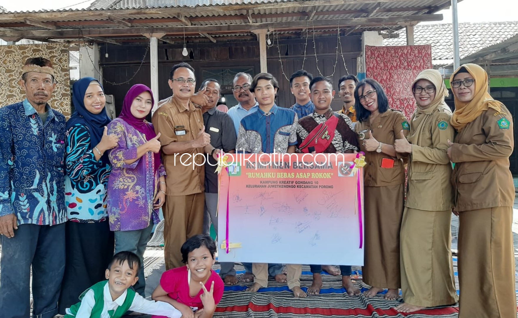 SEPAKAT - Warga dan tokoh masyarakat Lingkungan Gondang 10, Kelurahan JuwerKenongo, Kecamatan Porong, Sidoarjo sepakat mencanangkan kampung bebas rokok, Senin (03/02/2020).