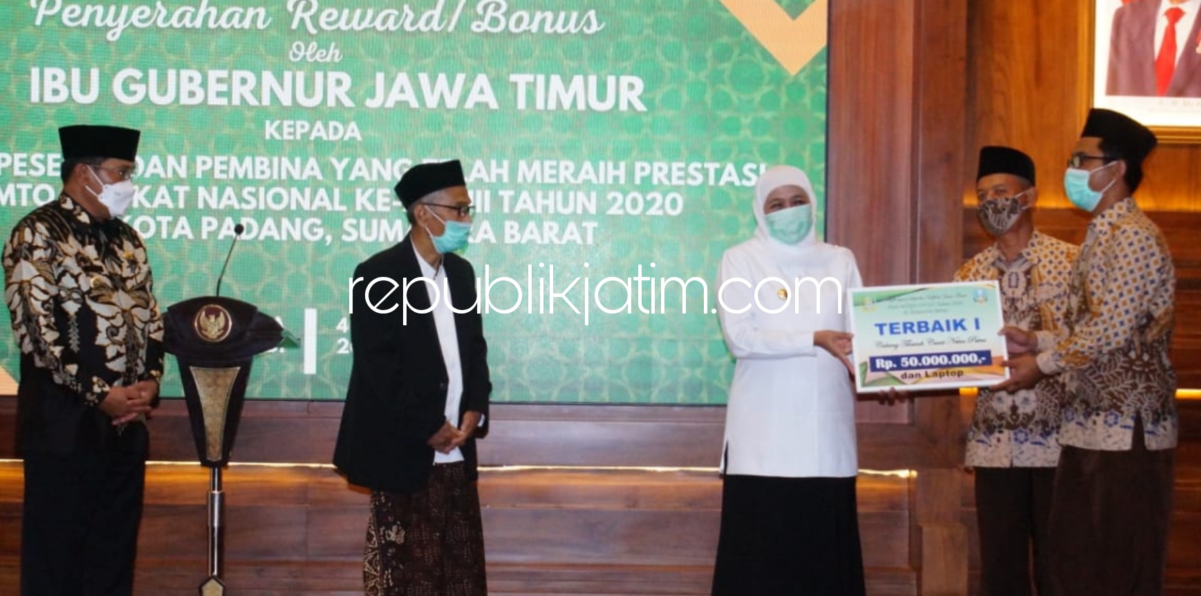 BONUS - Gubernur Jatim, Khofifah Indar Parawansa memberikan bonus puluhan juta rupiah kepada para juara MTQ Nasional asal Jatim di Gedung Grahadi Surabaya, Kamis (04/02/2021). 