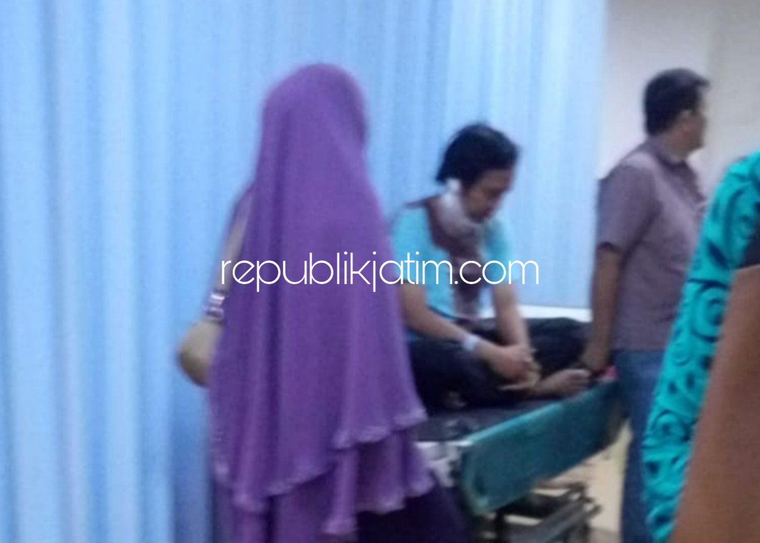 DIRAWAT - Korban penganiayaan, Roni AF (45) warga Surabaya yang dianiaya 2 penumpangnya dirawat di RSUD Sidoarjo, Minggu (03/02/2019) malam.