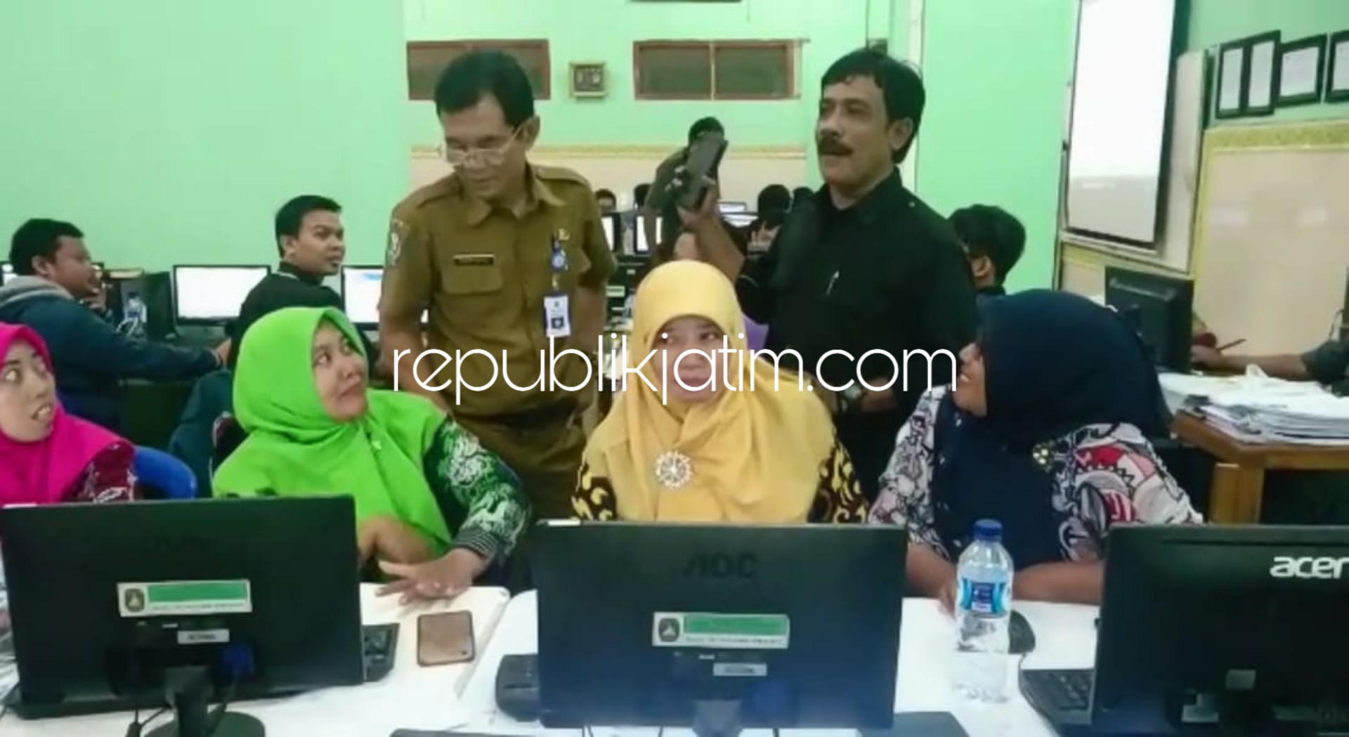 KESIAPAN - Ketua MKKS SMK Swasta Sidoarjo, Kisyanto dan Kepala Cabang Dinas Pendidikan Surabaya Sidoarjo, Dr Sukaryantho mengecek peserta Pelatihan Penggunaan Komputer dan Android di SMK YPM 8 Sidoarjo, Senin (04/02/2019).