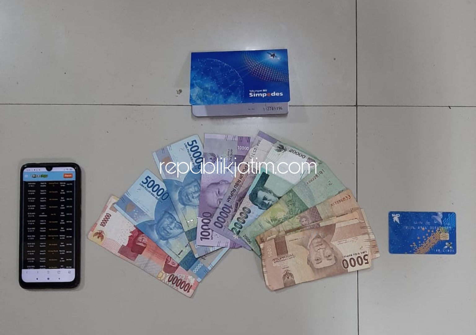BUKTI - Sejumlah barang bukti diamankan petugas Polsek Sukorejo dari tangan tersangka Suyoto tersangka penjual nomor togel online, Selasa (04/02/2020).