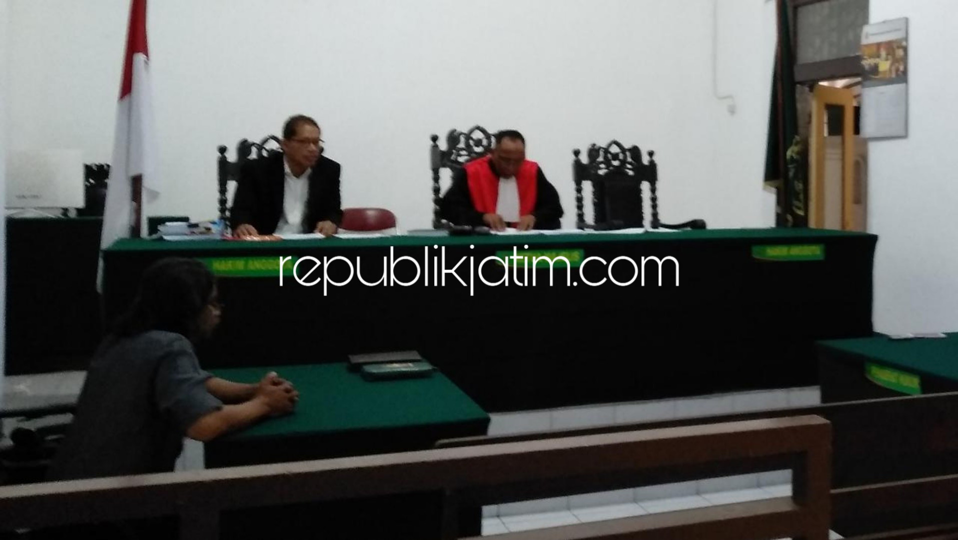 DITOLAK - Hakim Tunggal, Kaboul Irianto menolak gugatan praperadilan yang diajukan PT OPE dengan termohon Direktorat Jenderal Pajak (DJP) Jawa Timur II di Pengadilan Negeri Sidoarjo, Senin (04/02/2019).