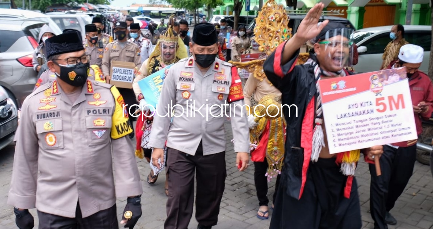 SOSIALISASI - Kapolresta Sidoarjo, Kombes Pol Sumardji bersama Mbah Bajo sosialisasi penerapan protokol kesehatan (Prokes) di Pasar Porong, Sidoarjo, Jumat (05/02/2021).