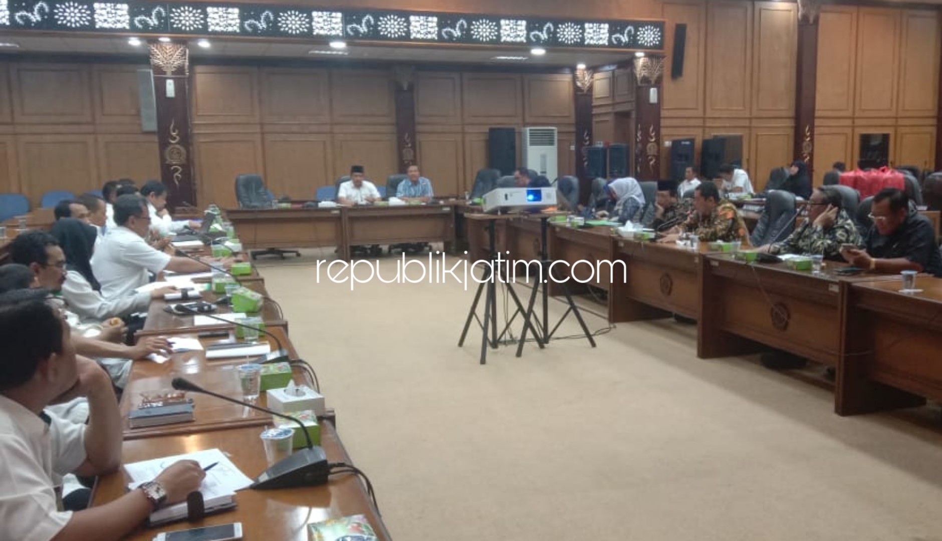 HEARING - Ketua Komisi D DPRD Sidoarjo, M Dhamroni Chudlori memimpin hearing bersama Kepala SMPN 2 Tanggulangin, Camat Tanggulangin serta OPD lainnya menangani langganan banjir di SMPN 2 Tanggulangin, Rabu (05/02/2020).