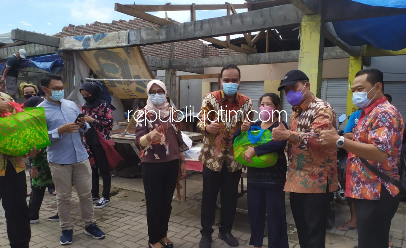 BANTUAN - Dewan Pakar Partai Gerindra Bambang Haryo Soekartono (BHS) dan Dirut PT Adiluhung Sarana Segara Indonesia (ASSI) Anita Puji Utami menyerahkan bantuan 43 paket sembako dan 130 seng untuk pedagang Pasar Balongdowo, Candi, Jumat (05/02/2021).