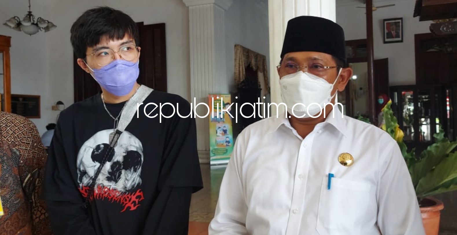 INFLUENCER - Pemkab Sidoarjo kedatangan dr Tirta Mandira Hudhi dokter sekaligus influencer dalam kunjungannya menyampaikan aspirasi para tenaga kesehatan (Nakes) ke Pemkab Sidoarjo, Jumat (06/02/2021).
