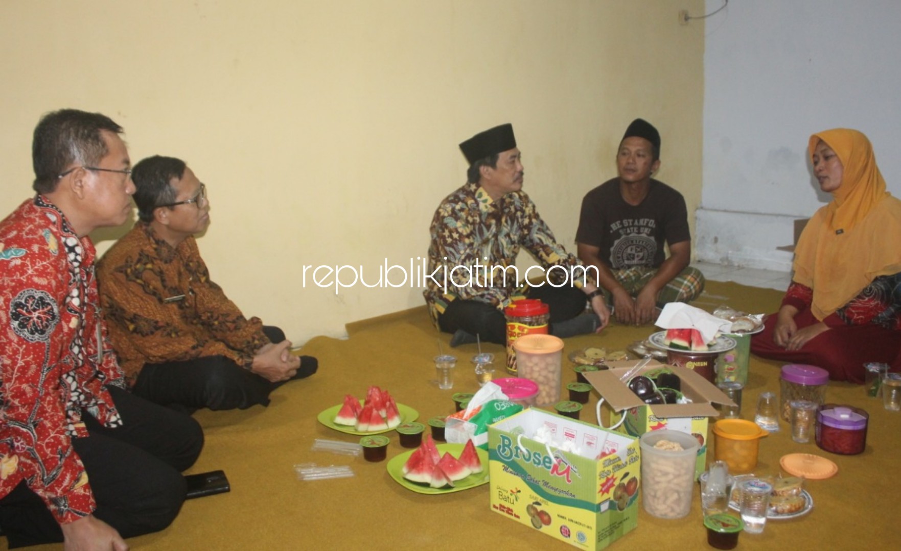 SANTUNAN - Wabup Sidoarjo, Nur Ahmad Syaifuddin memberikan santunan kepada keluarga korban tewas tertimpa pohon, Alif Maulana warga Kota Pasuruan diterima kedua orangtua korban, Kamis (06/02/2020) petang.