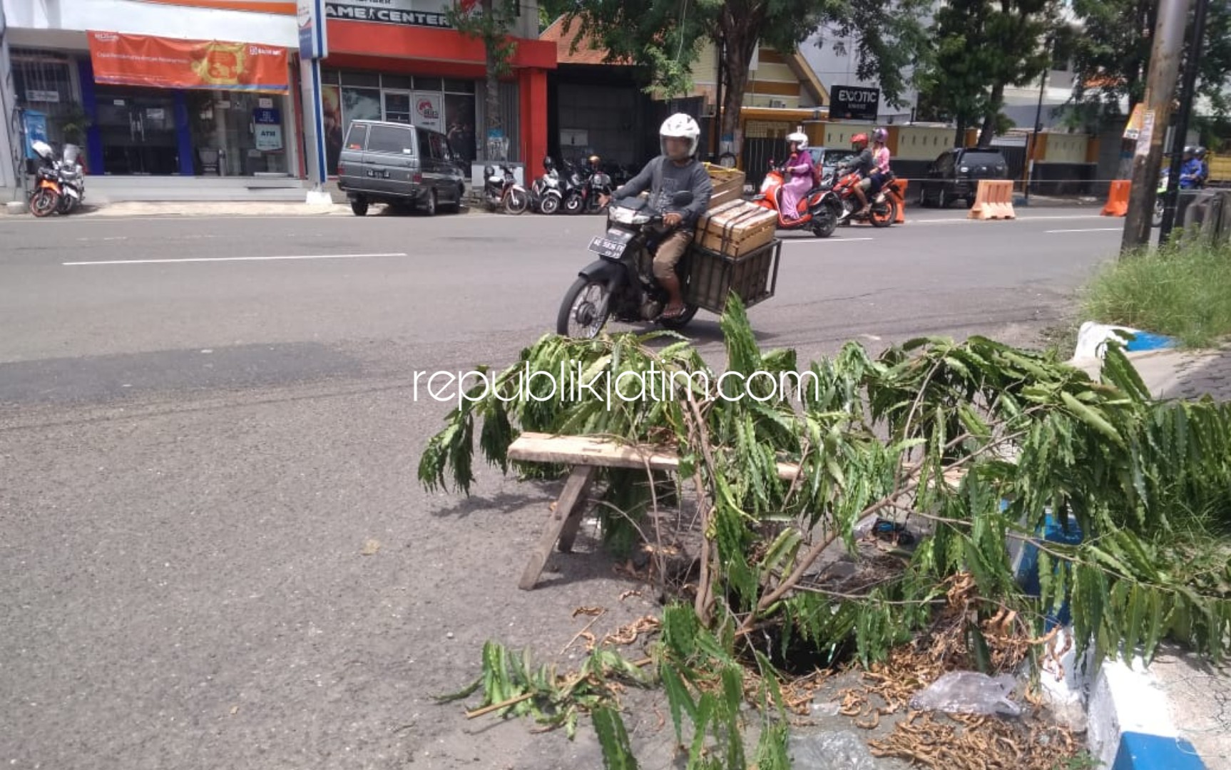 JEMBLONG - Kondisi jalan protokol di pertigaan JL Jendral Sudirman, JL Gatutkoco dan JL Sukarno Hatta Ponorogo setiap hujan masih tergenang serta jalan berlubang di pojokan pertigaan terus membesar, Kamis (06/02/2020).