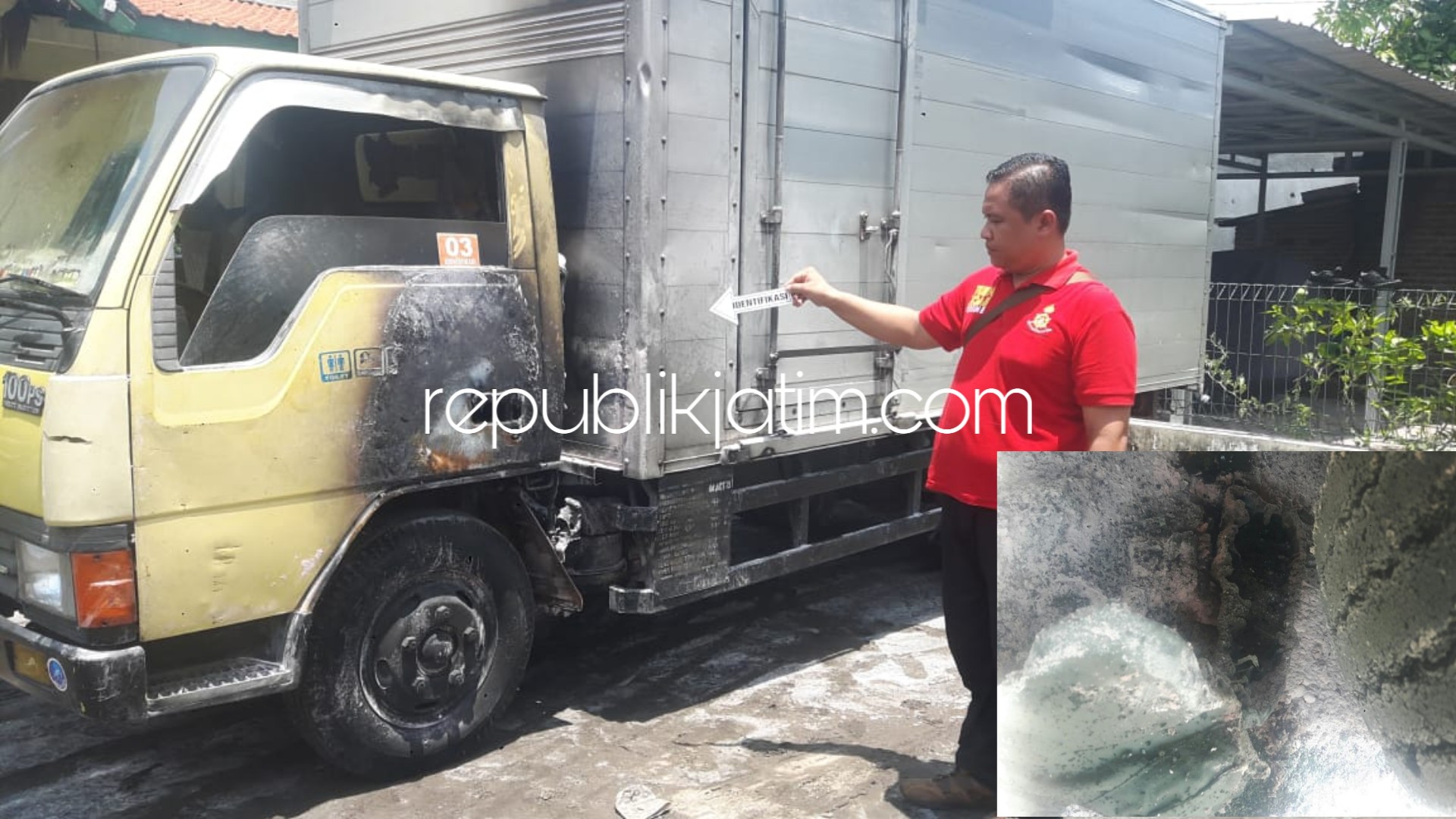 TERBAKAR - Sejumlah petugas Polsek Wonoayu dan Polresta Sidoarjo mengidentifikasi dua unit truk box yang terbakar secara misterius di depan rumah Anton warga Desa/Kecamatan Wonoayu, Sidoarjo, Kamis (07/02/2019).