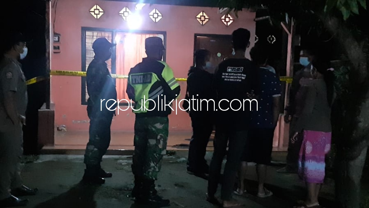 EVAKUASI - Sejumlah petugas dan warga mengevakuasi korban penganiayaan Seniwati warga Desa Wonokupang, Kecamatan Balongbendo, Sidoarjo untuk dibawa ke rumah sakit terdekat, Sabtu (06/02/2021) malam.