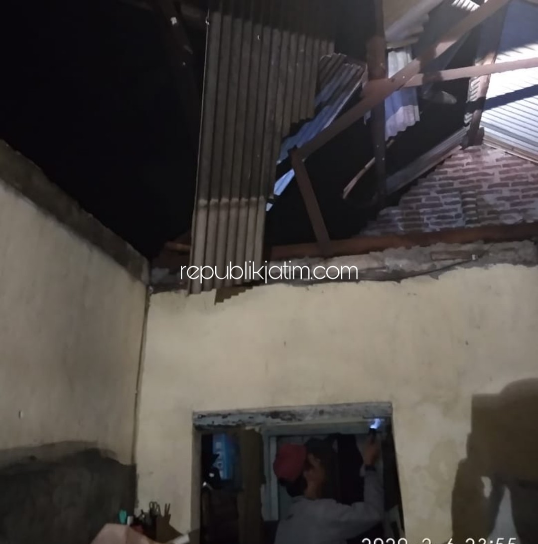 RUSAK - Belasan rumah dan pohon ambruk di Desa Lemujut, Kecamatan Krembung, Sidoarjo akibat diterjang angin puting beliung yang terjadi, Kamis (06/02/2020) petang.