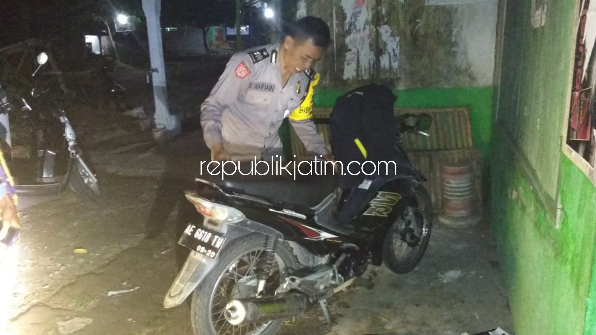 DIAMANKAN - Motor Suzuki Smash diamankan anggota Polsek Jenangan saat olah TKP di pertigaan timur Balai Desa Plalangan, Kecamatan Jenangan, Ponorogo, Kamis (06/02/2020) malam.