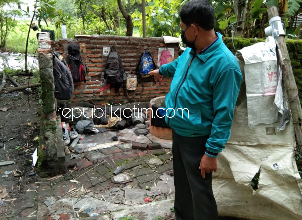 MEMBUSUK - Sejumlah petugas Reskrim Polsek Balongbendo dan Polresta Sidoarjo melakukan olah TKP penemuan mayat Djayus (55) warga Dusun Plumpung Desa Bakungpringgodani, Kecamatan Balongbendo, Sidoarjo yang tewas membusuk, Selasa (09/02/2021).