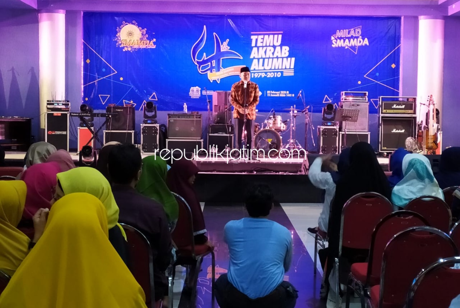 MINTA RESTU - Bacawabup Sidoarjo, M Taufiqulbar meminta doa restu dihadapan ribuan alumni Smamda angkatan 1979 - 2010 dalama Acara Milad Smamda ke 44 di Aula Smamda Sidoarjo dalam acara Temu Kangen, Minggu (09/02/2020).