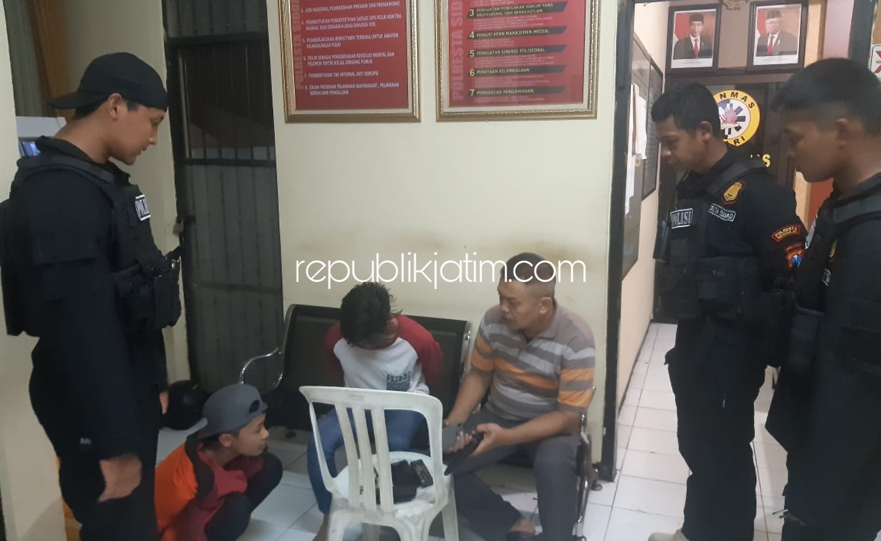 AMANKAN - Sebanyak 3 orang pemuda pembawa saja diamankan tim Delta Squad Polresta Sidoarjo dengan dibawa ke Polsek Sidoarjo Kota, Minggu (09/02/2020) dini hari.