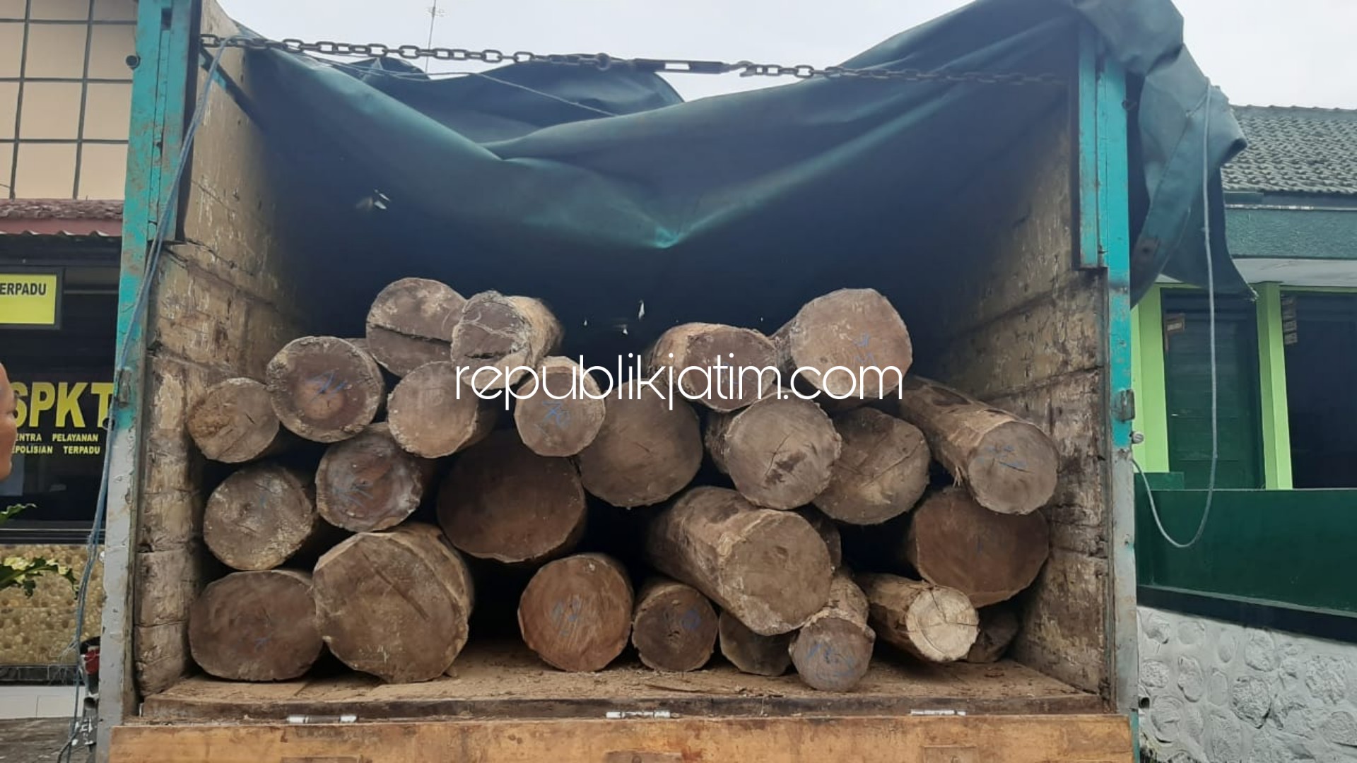 BARANG BUKTI - Truk bermuatan rausan batang kayu sono yang diamankan petugas Polsek Sooko sebagai barang bukti pencurian kayu, Senin (10/02/2020).