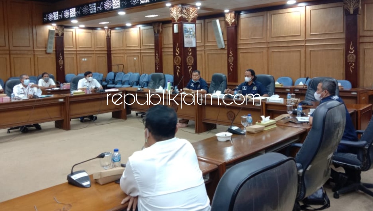 HEARING - Para Camat se Kabupaten Sidoarjo mengaduh ke Komisi A DPRD Sidoarjo soal realisasi program PIWK yang dianggap tidak memiliki dasar hukum dan Sumber Daya Manusia (SDM) untuk pelaksanaan pemeliharaan jalan swakelola itu, Rabu (10/02/2021).