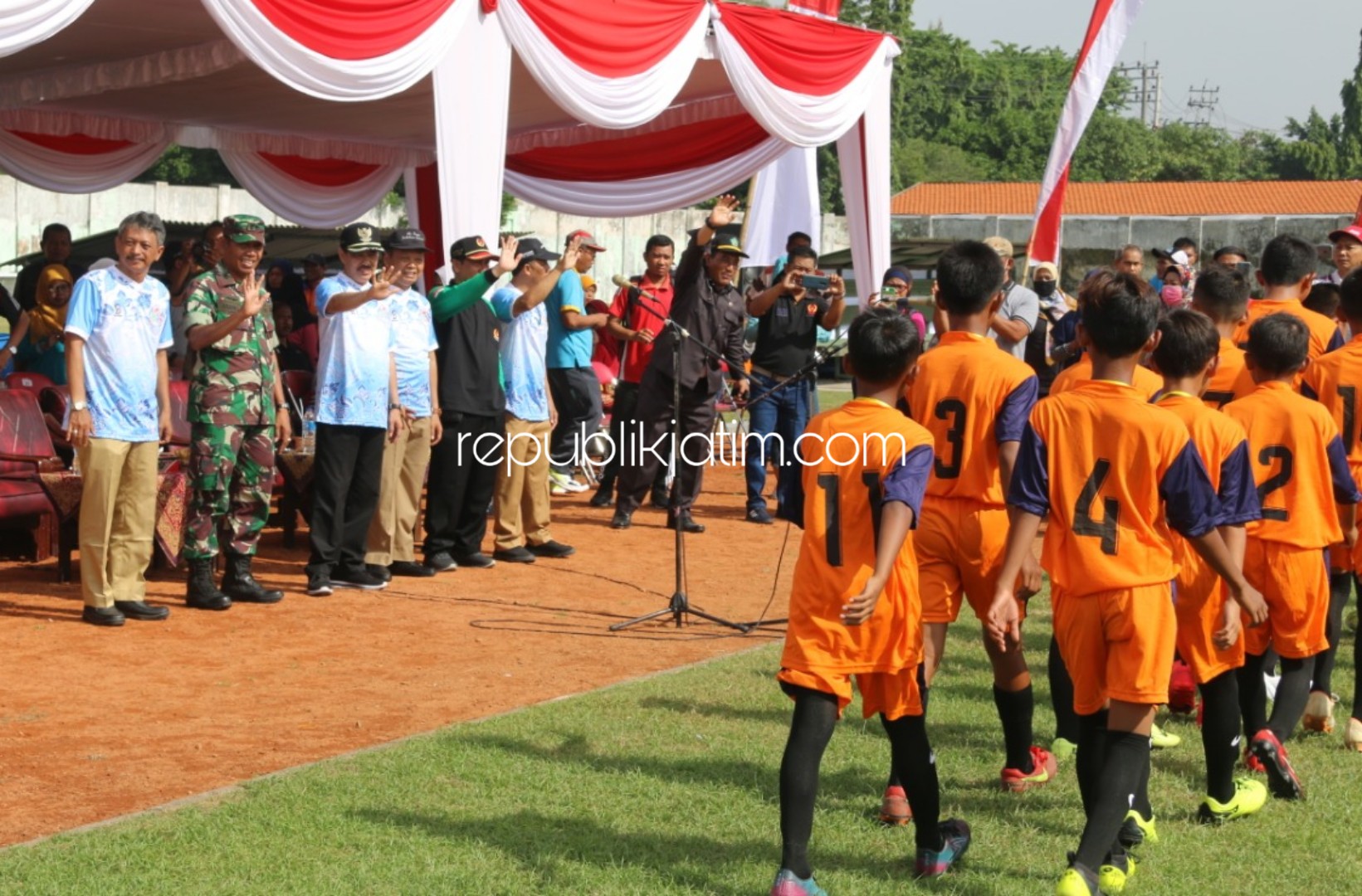 LIGA - Wabup Sidoarjo, Nur Ahmad Syaifuddin membuka Liga Sepak Bola tingkat SD/MI se Sidoarjo di Stadion Jenggolo, Senin (10/02/2020).