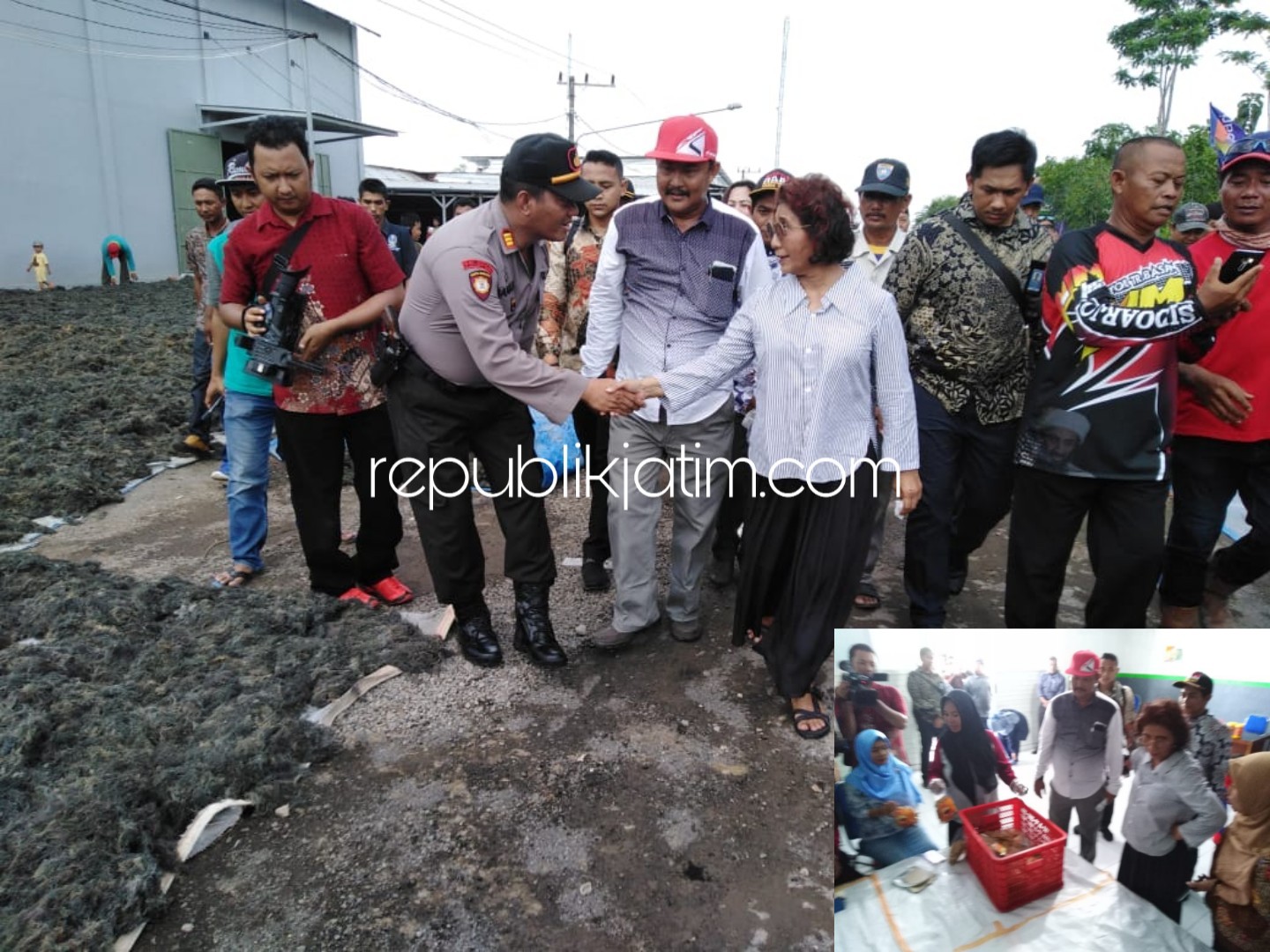 KUNJUNGAN - Menteri Perikanan dan Kelautan, Susi Pudjiastuti mengunjungi rumah industri pengelolahan rumput laut menjadi bahan makanan di Dusun Tanjungsari, Desa Kupang, Kecamatan Jabon, Sidoarjo, Sabtu (09/02/2019).