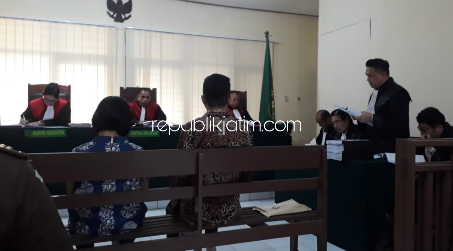 PEMBELAAN - Kelima terdakwa kasus dugaan penyerobotan tanah saling menyalahkan dalam memberikan pembelaan di hadapan tim majelis hakim di Ruang Sidang Sari Pengadilan Negeri Sidoarjo, Senin (10/02/2020) sore.