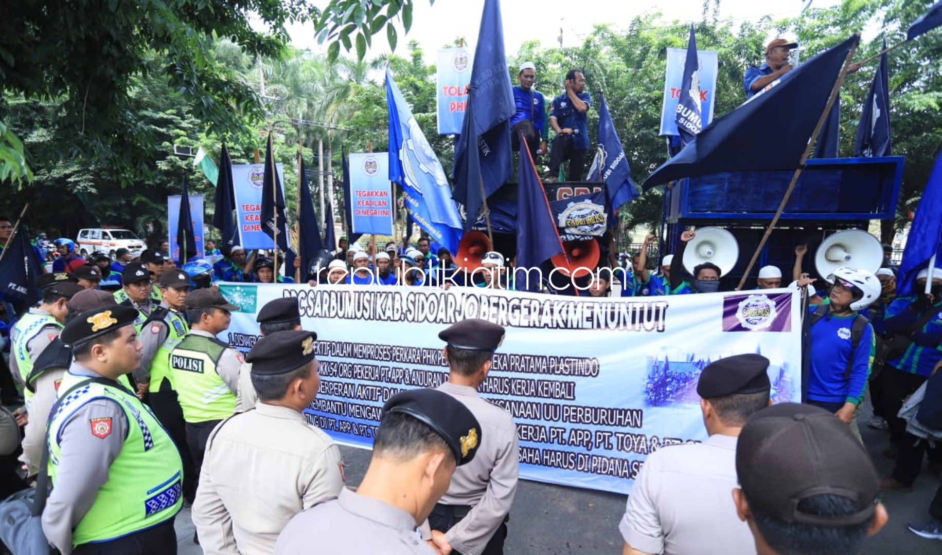 LURUK - Ratusan massa Sarbumusi meluruk kantor Disnaker dan DPRD Sidoarjo menuntut pembatalan pemecatan 54 anggota di PT APP, Selasa (11/02/2020). 