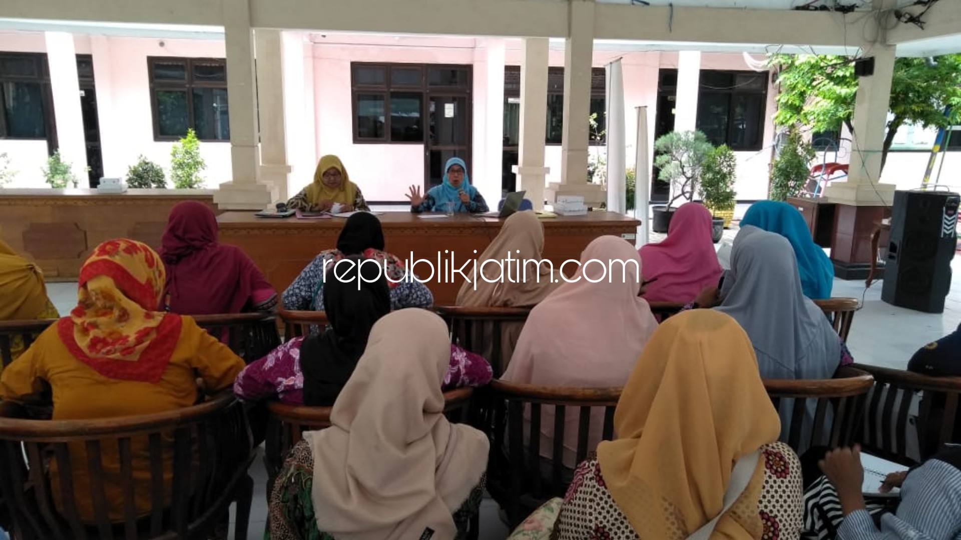 PEMBINAAN - Kepala UPT Puskesmas Tanggulangin, drg Erni Wahyuni dan PLKB Tanggulangin, Siti Umaroh menggelar pembinaan bagi kader kesehatan desa untuk mencegah stunting, Selasa (11/02/2020).