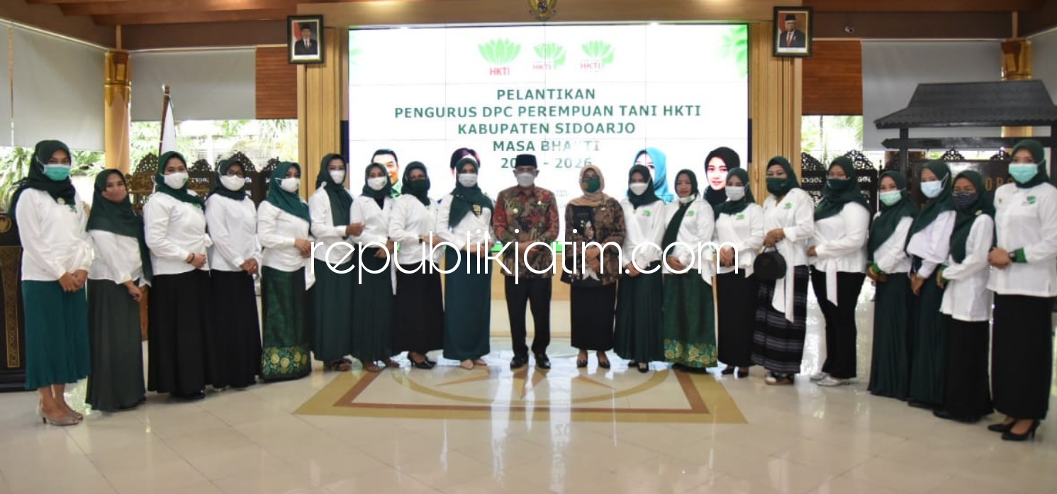 PELANTIKAN - Pj Bupati Sidoarjo, Hudiyono memberikan paparan pentingnya Perempuan HKTI saat pelantikan pengurus di Pendopo Delta Wibawa, Kamis (11/02/2021).