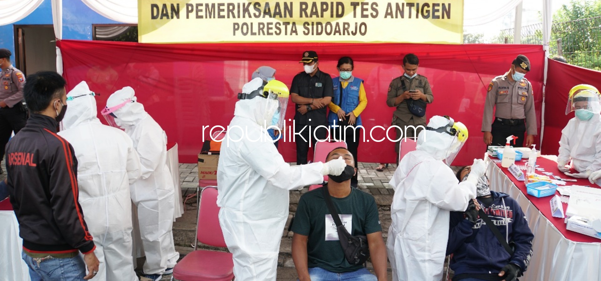 RAPID - Ratusan pengendara motor dan mobil yang masuk wilayah Waru dan penumpang bus di Terminal Bungurasih langsung dirapid tes petugas gabungan, Jumat (12/02/2021). 