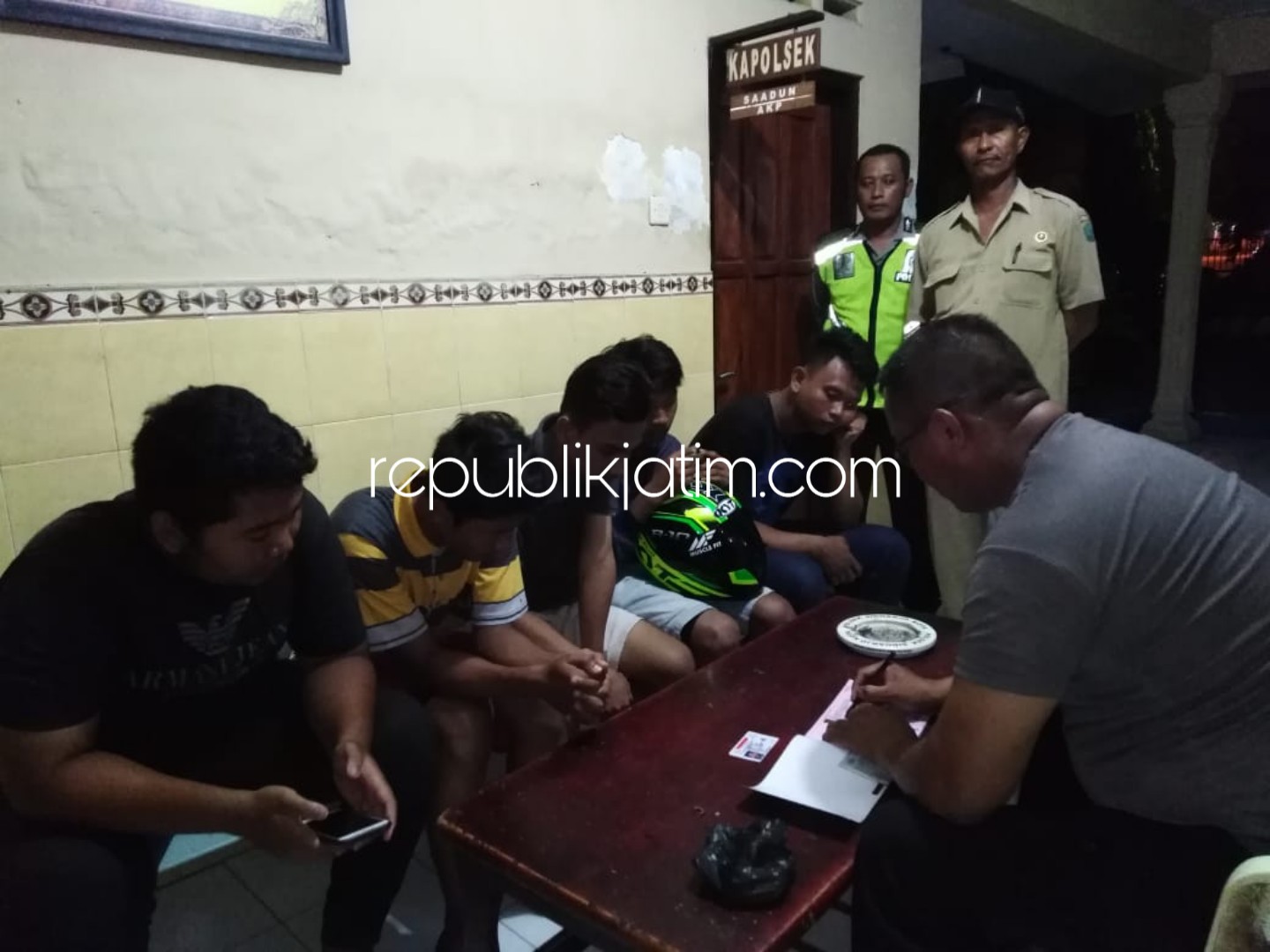 TILANG - Kapolsek Jabon AKP Saadun memberikan sanksi tegas berupa surat tilang terhadap para pelanggar lalu lintas yang diduga ikut balap liar, Senin (11/02/2019) petang.