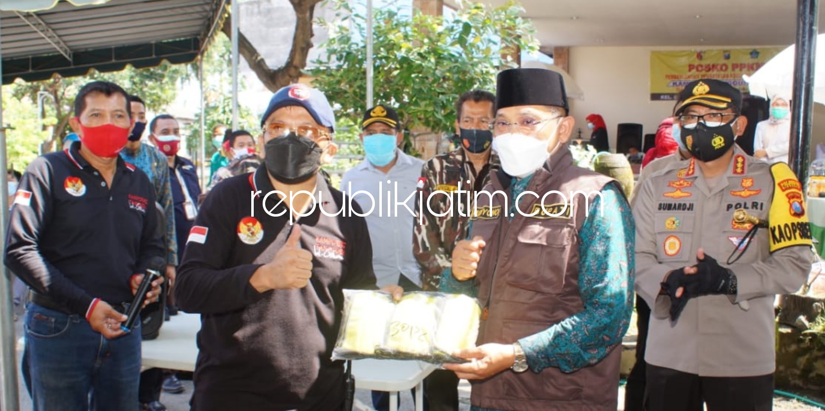 PPKM MIKRO - Pj Bupati Hudiyono dan Kapolresta Sidoarjo, Kombes Pol Sumardji meresmikan PPKM mikro di Perumahan Taman Pondok Jati, Kecamatan Taman, Sidoarjo, Jumat (12/02/2021). 