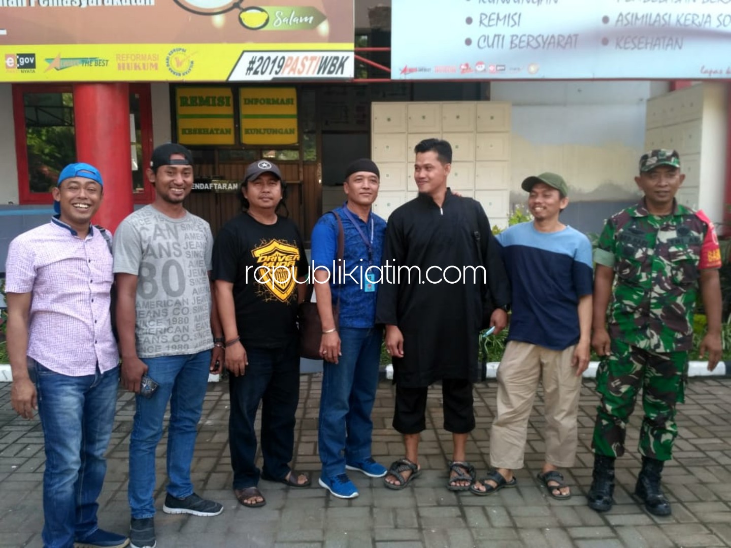 BEBAS - Terpidana kasus terorisme, Riyanto alias Jono bin Ranamadi mendapatkan kebebasan dan pulang dari Lapas Kelas I Surabaya di Porong menuju rumahnya di Desa Telogo, Kecamatan Ngargoyoso, Kabupaten Karanganyar, Jawa Tengah, Rabu (12/02/2020).