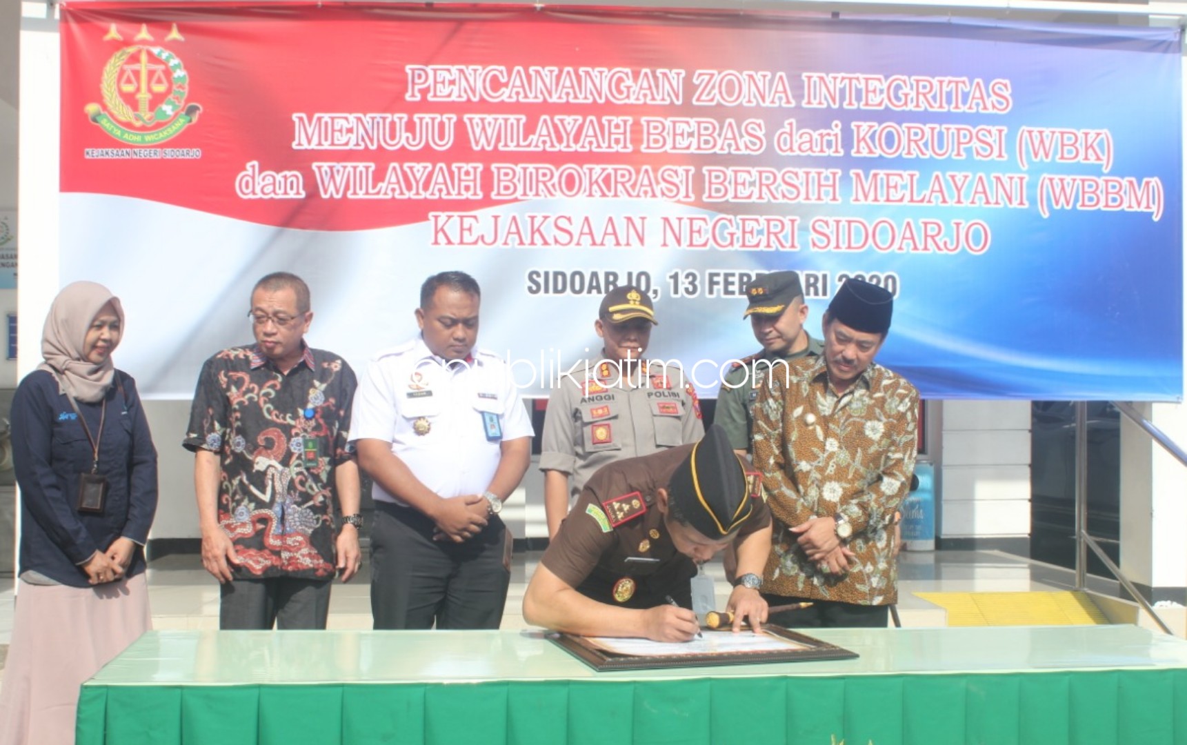 INTEGRITAS - Kepala Kejari Sidoarjo, Setiawan Budi Cahyono menandatangani pakta integritas WBK dan WBBK disaksikan Wabup Sidoarjo, Nur Ahmad Syaifuddin di halaman Kejari Sidoarjo, Kamis (13/02/2020).